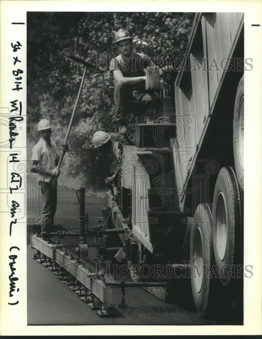 1989 Press Photo Ricky Mitchell operates paving machine on Harrison Road - Historic Images