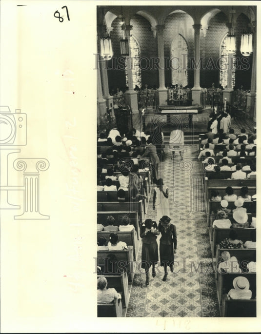 1981 Press Photo Three of Timothy Harry's sisters walk from funeral service. - Historic Images