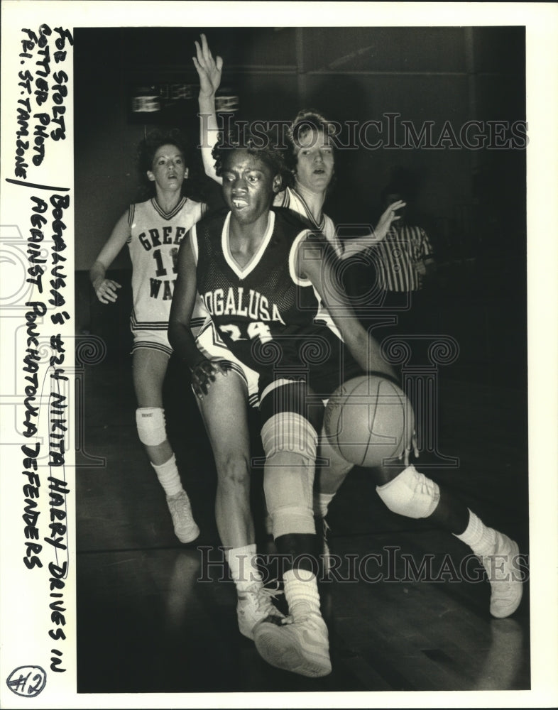 1987 Press Photo Bogalusa&#39;s Nikita Harry drives in against Ponchatoula defenders - Historic Images