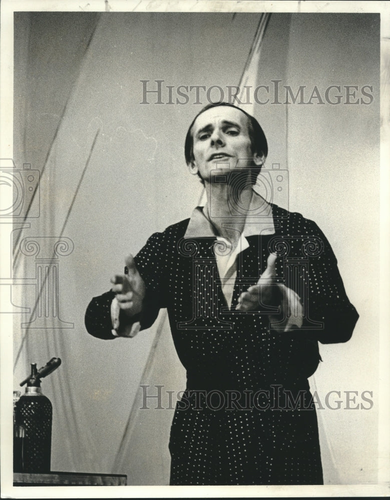 1974 Press Photo John Harrop as idol Garry Essendine in &quot;Present Laughter&quot; - Historic Images