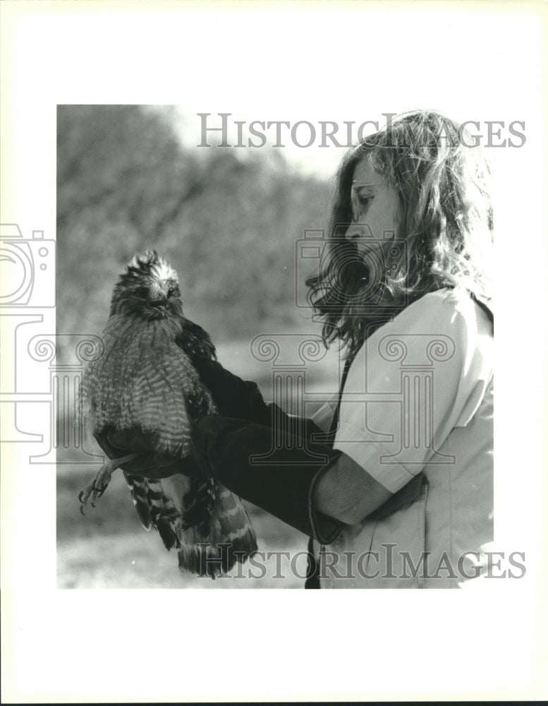 1992 Press Photo Freeport Audubon Zoo-Barbara Dell with a red shouldered hawk - Historic Images