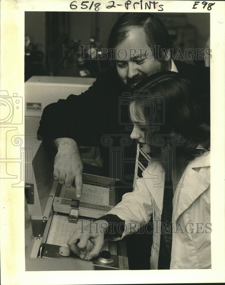 1982 Press Photo Gina Guidry, Robert Hawkins with infrared spectrophotometer - Historic Images