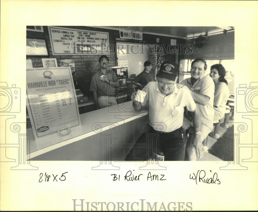 1992 Press Photo Take Away Donut customers discuss Hahnville/Destrahan rivalry - Historic Images