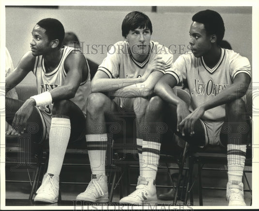 1984 Press Photo Basketball - University of New Orleans players watch the game - Historic Images