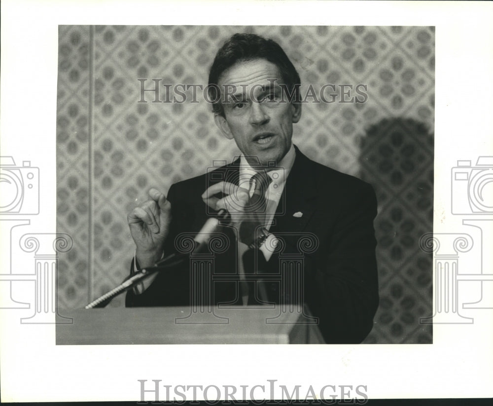 1987 Press Photo Nick Hahn gives speech at Marriott Hotel - Historic Images