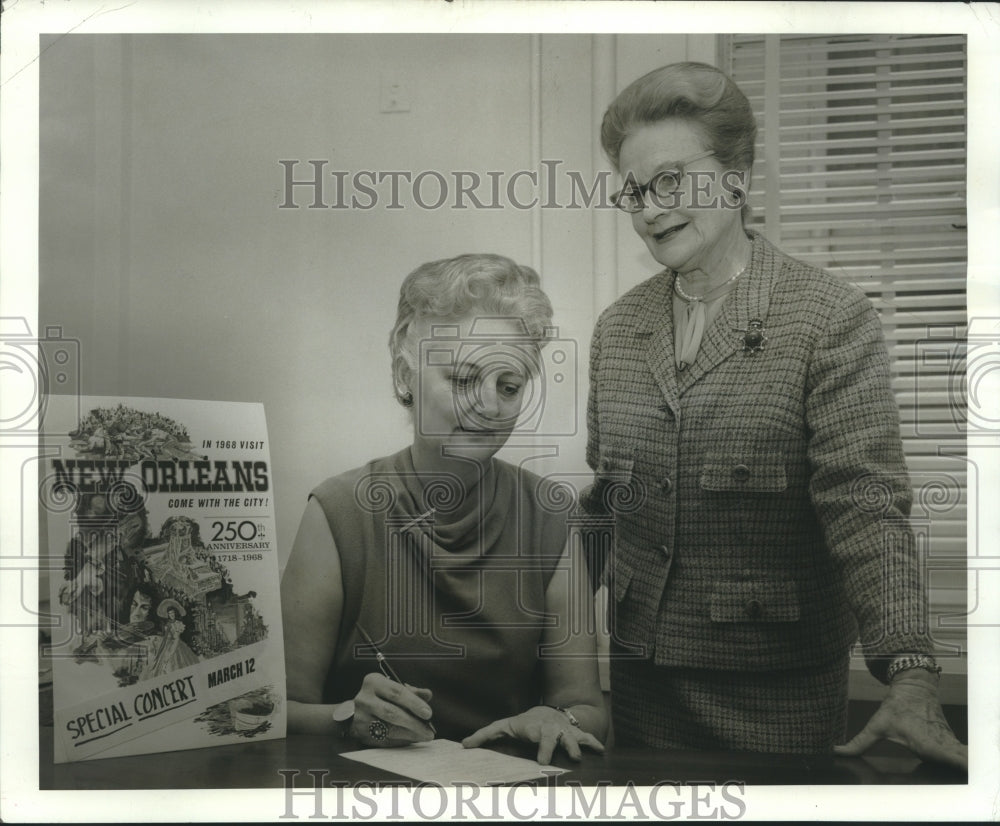 1988 Press Photo Discussing plans for New Orleans Symphony special concert - Historic Images