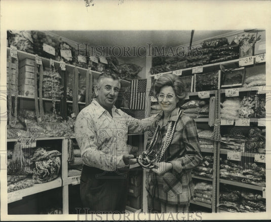 1976 Press Photo Max Gritzman & wife at their Mardi Gras supply store - Historic Images
