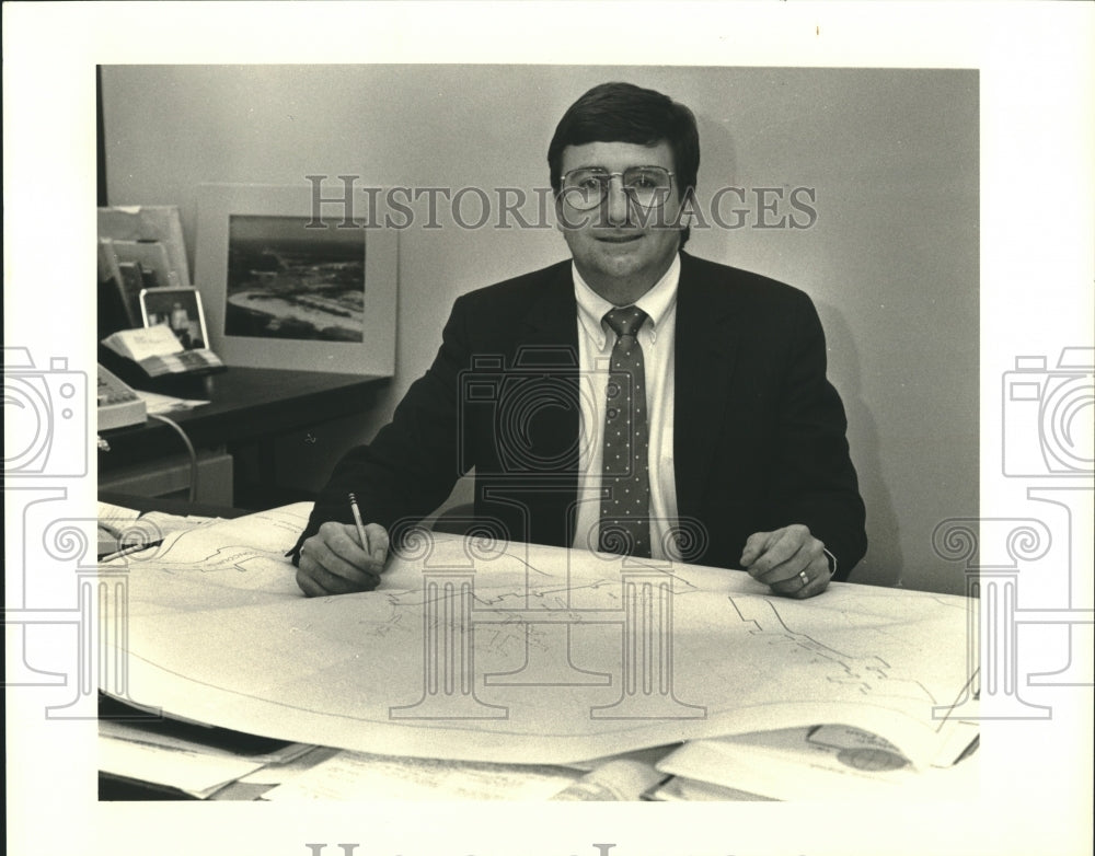 1989 Press Photo George Groh, architect for the airport project in Kenner - Historic Images