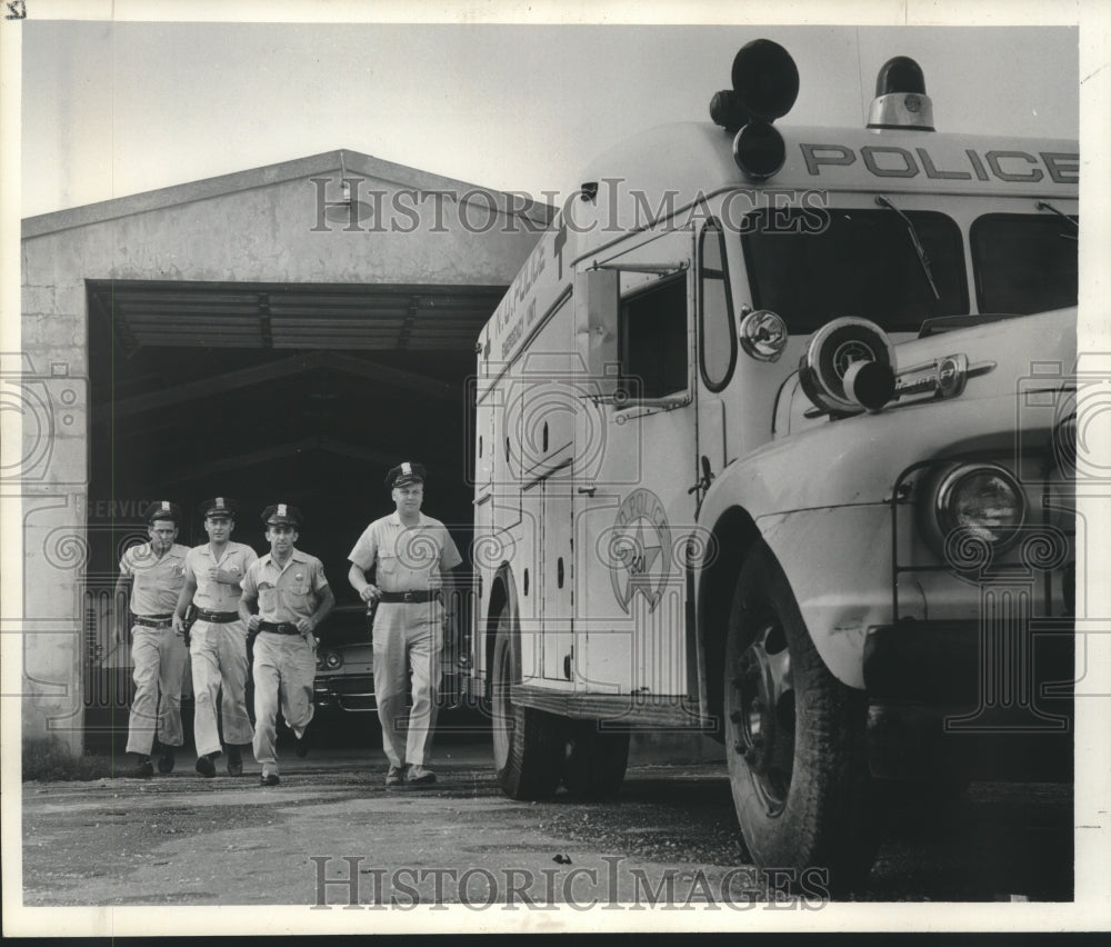 1959 Press Photo Crash truck crew answers emergency call on the run - nob28069 - Historic Images
