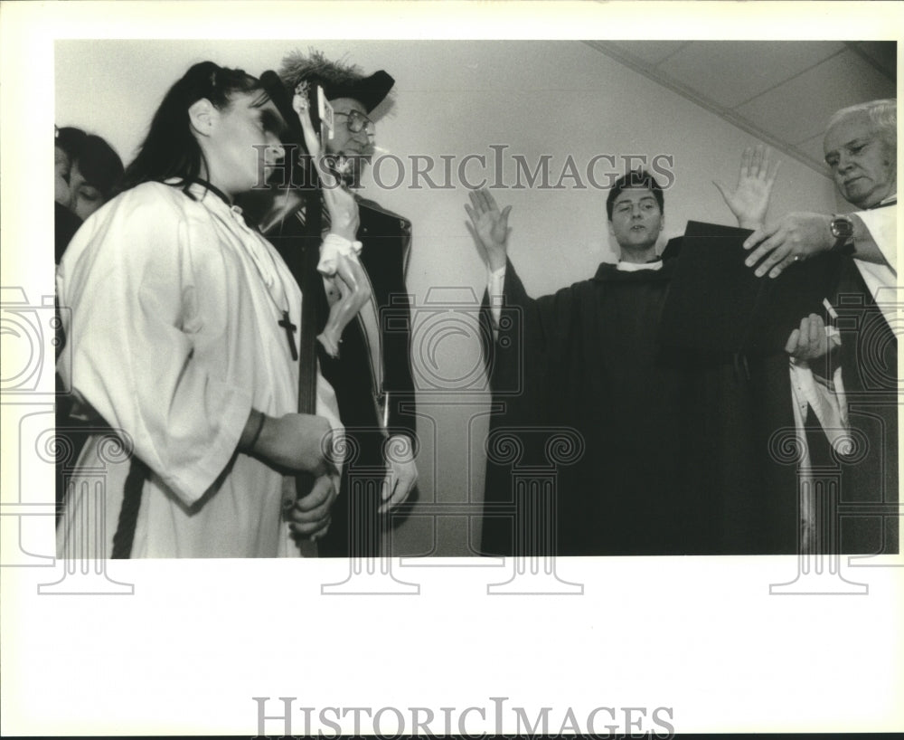 1995 Press Photo Rev. Dennis Hayes blesses St. Bonaventure Church in Avondale - Historic Images