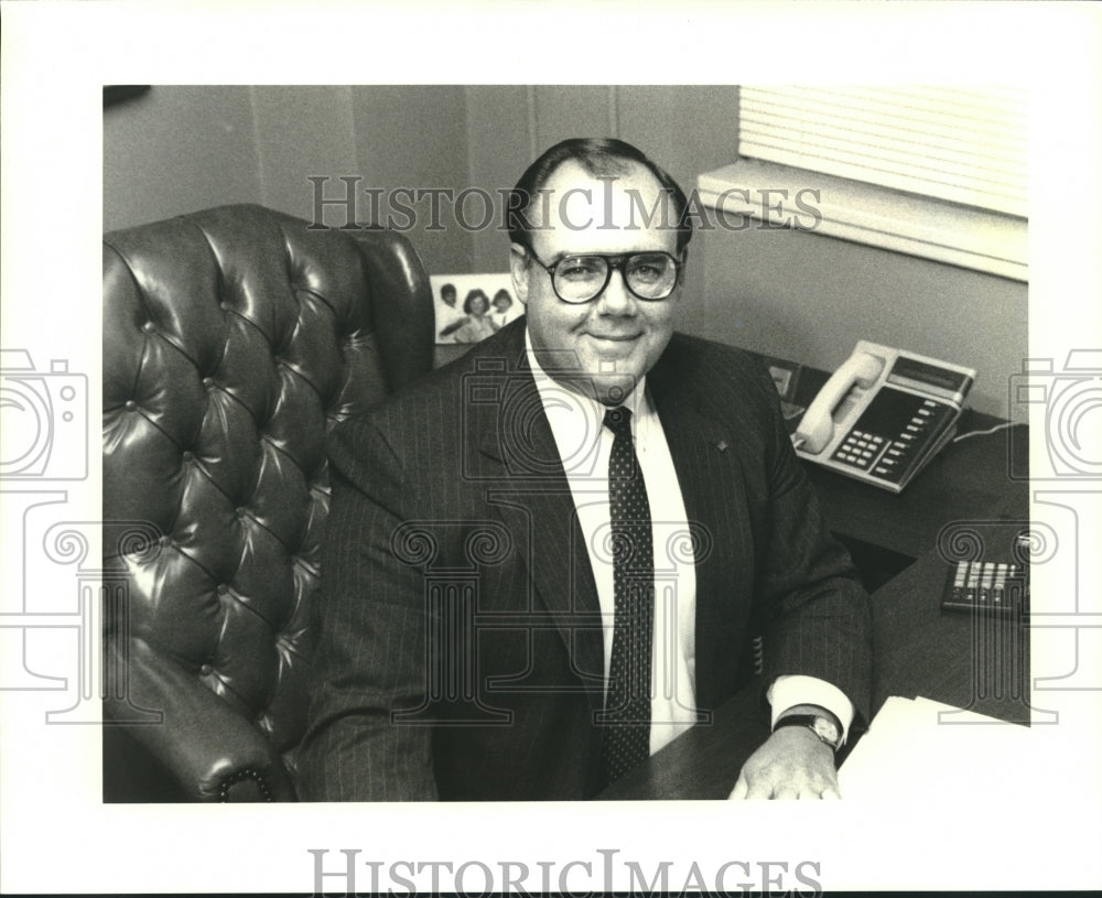 1989 Press Photo Glenn W Hayes serves his community through the Parents&#39; Club - Historic Images