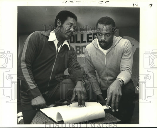 1980 Press Photo Going over plans- Black College All-Star Game in the Superdome - Historic Images