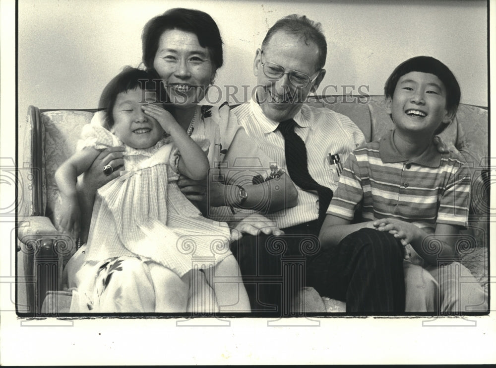 1983 Press Photo Chizuko Izawa and Robert G. Hayden with adopted Korean children - Historic Images