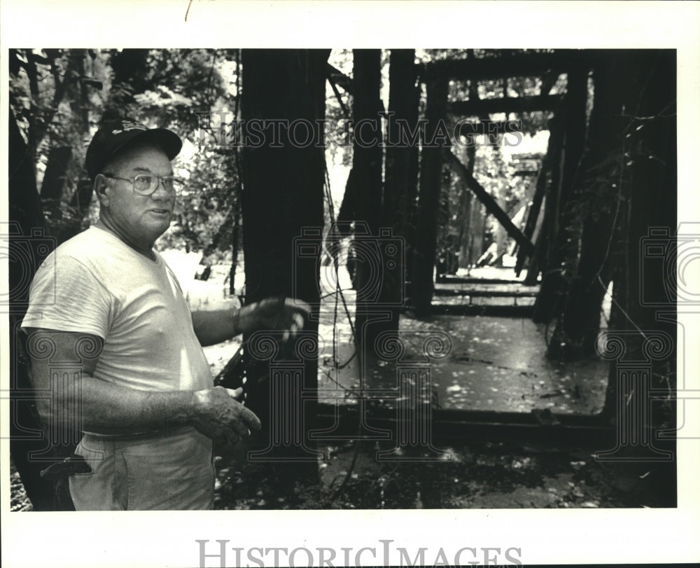 1987 Press Photo Joe Haydel at the defunct Pan-Am Refinery in Destrehan - Historic Images