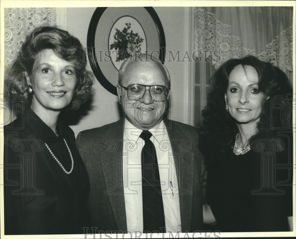 1988 Press Photo Meb Cefalu, Jim Collins and Claudia Hayden at Party on Argonne - Historic Images