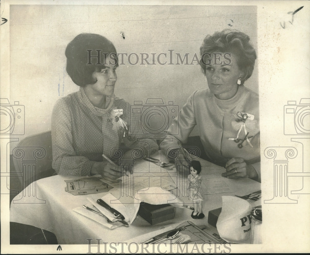 1969 Press Photo Judges at Annual Fashion Models on Parade at Pointe a la Hache - Historic Images