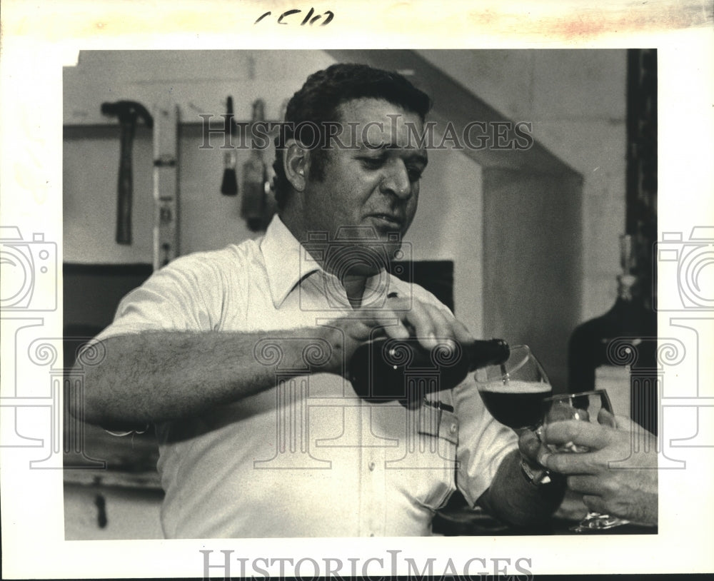 1982 Press Photo Al Haydel pours glass of his home-brewed beer - nob28126 - Historic Images