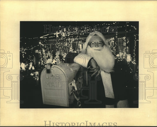 1992 Press Photo Cecil Haydel in her Santa Clause suite at her home in Marrero - Historic Images