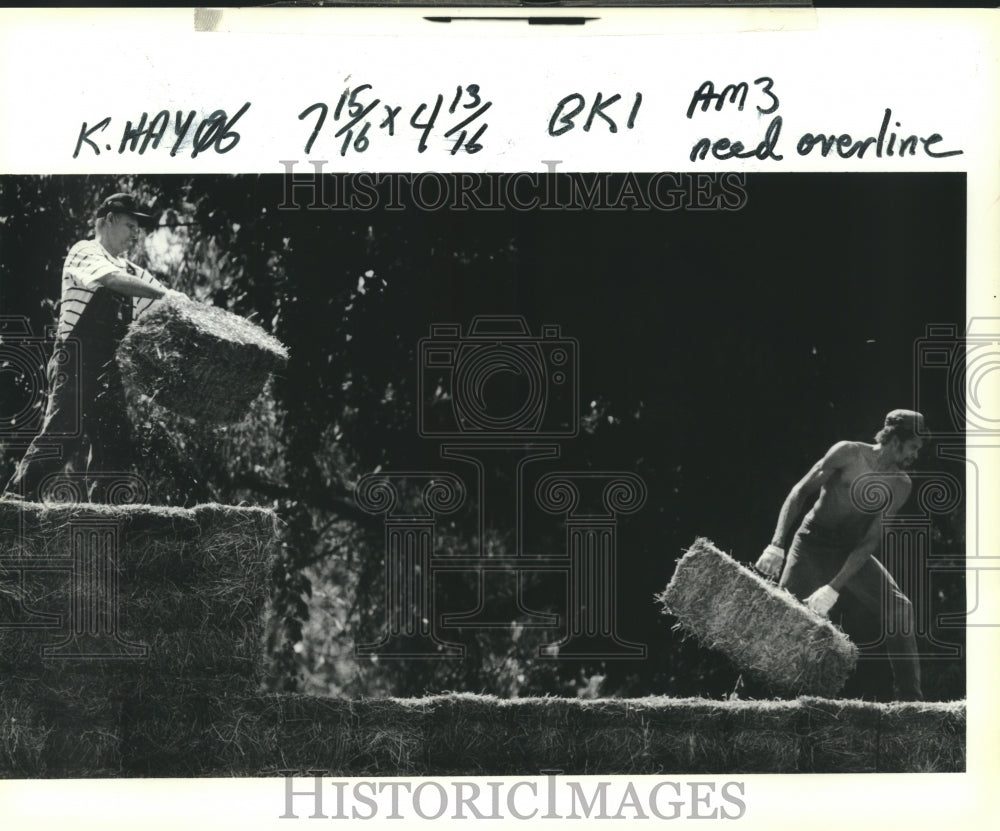 1990 Press Photo Hoskin&#39;s Hay Farm workers unload bales of hay at Double M Feed - Historic Images