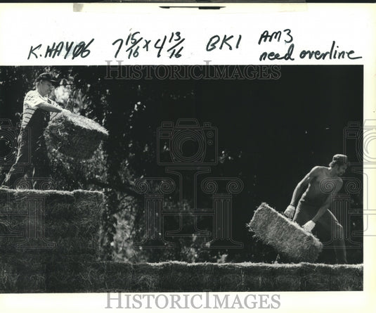 1990 Press Photo Hoskin's Hay Farm workers unload bales of hay at Double M Feed - Historic Images