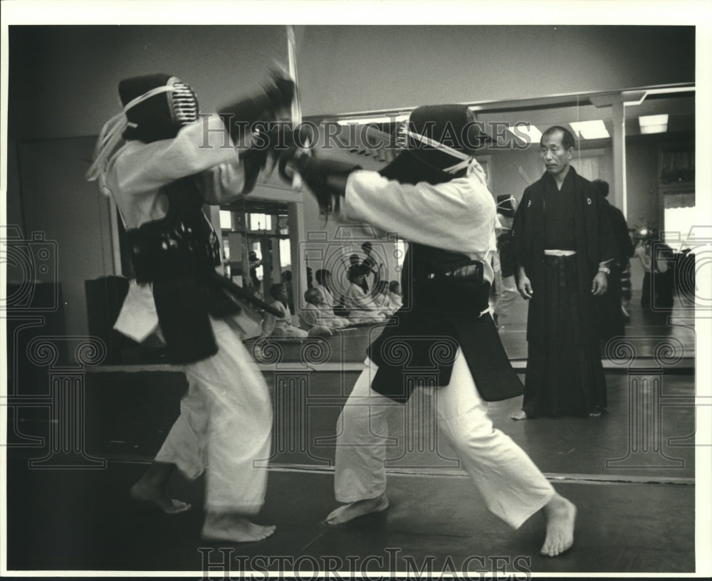 1986 Press Photo Nobuo Hayashi and Kendo students at Hayashie Sports Clinic - Historic Images