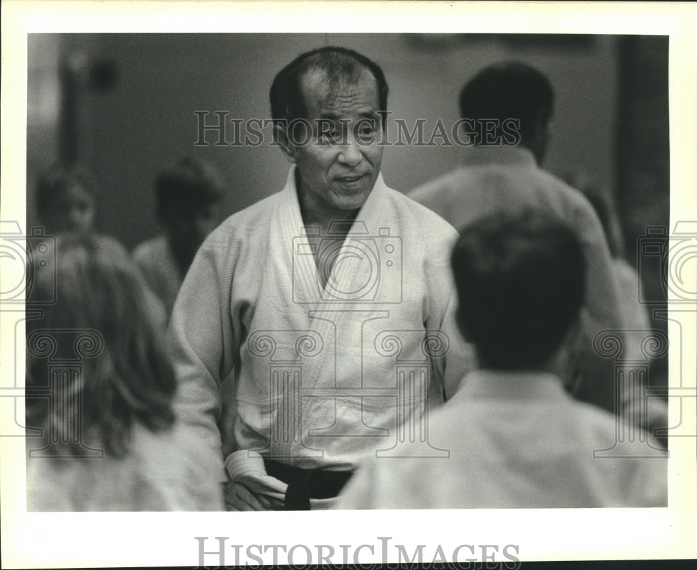 1988 Press Photo Professor Nobu Hayashi with his class at Hayashi Sports Clinic - Historic Images