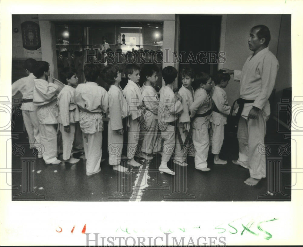 1988 Press Photo Nobuo Hayashi lines up Judo students at Hayashi Sports Clinic - Historic Images