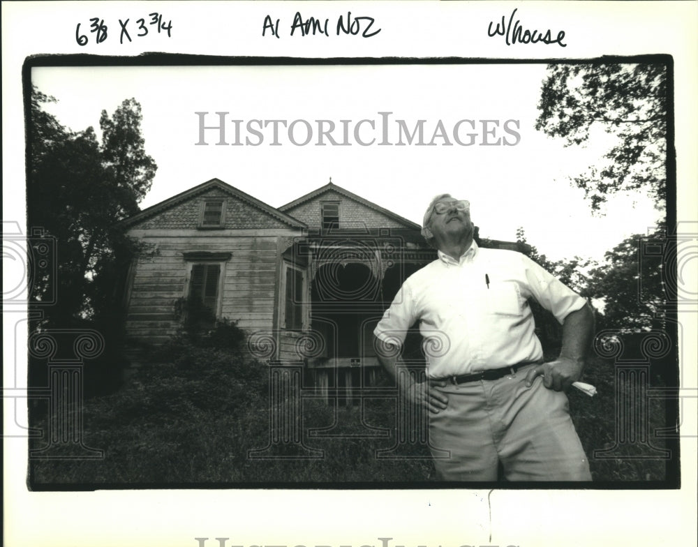 1992 Press Photo Douglas Hayward stands in front of the Germania Plantation - Historic Images