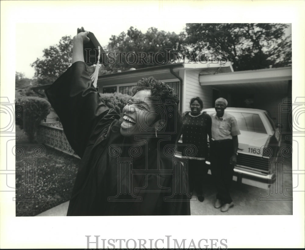 1995 Press Photo Tracy Haywood celebrates her college graduation with parents - Historic Images