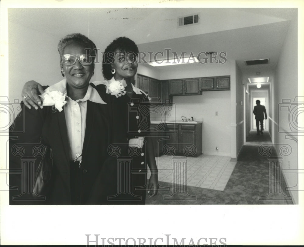 1990 Press Photo Gloria Haywood and Deborah Holmes in kitchen of their new home - Historic Images