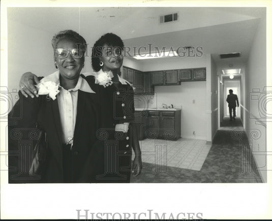 1990 Press Photo Gloria Haywood and Deborah Holmes in kitchen of their new home - Historic Images
