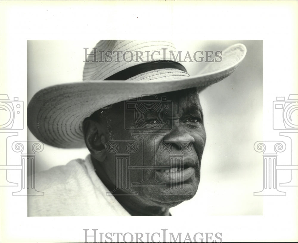 1995 Press Photo Clifton Haywood at Community Garden on Lafitte Avenue - Historic Images