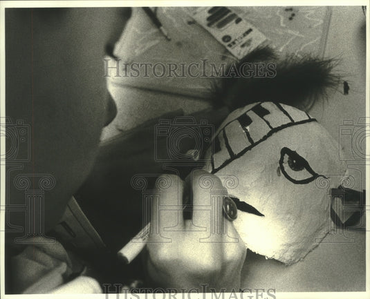 1988 Press Photo Shane Hebert puts the finishing touches on his piano mask - Historic Images