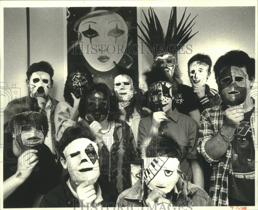 1988 Press Photo Vernon Haynes Junior High 9th graders pose with their mask - Historic Images