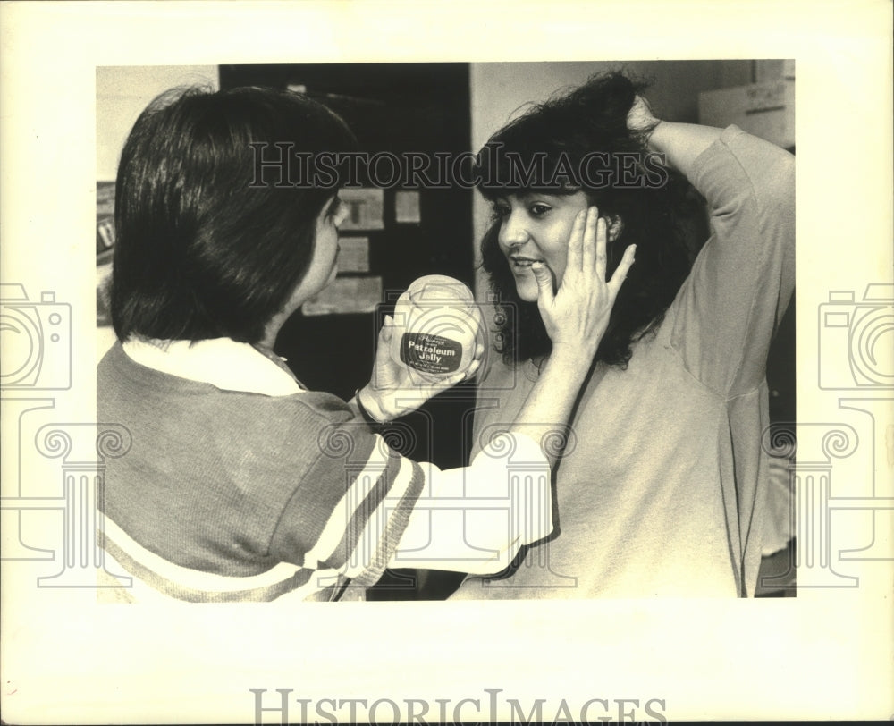 1987 Press Photo Art teacher Peggy Pierce &amp; Denise Pichoff- Vernor Junior High - Historic Images