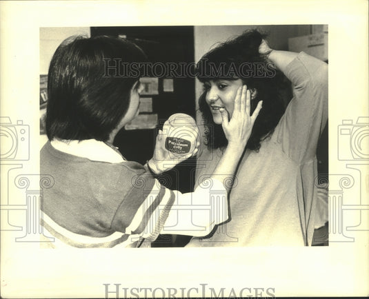 1987 Press Photo Art teacher Peggy Pierce & Denise Pichoff- Vernor Junior High - Historic Images