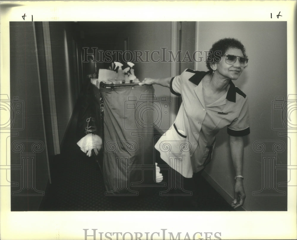 1990 Press Photo Betty Haynes of Hyatt Hotel named Roomkeeper of the Year - Historic Images