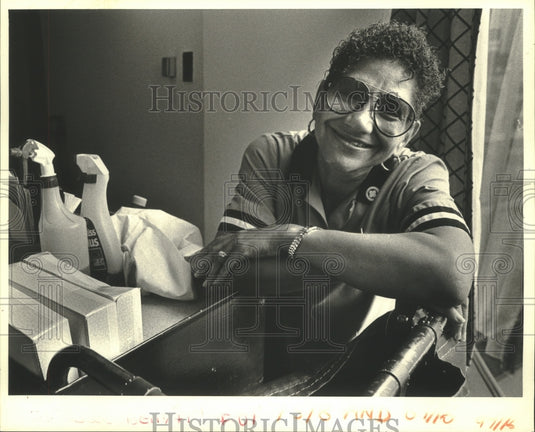 1987 Press Photo Betty Haynes, deaf housekeeper for the Hyatt Regency - Historic Images