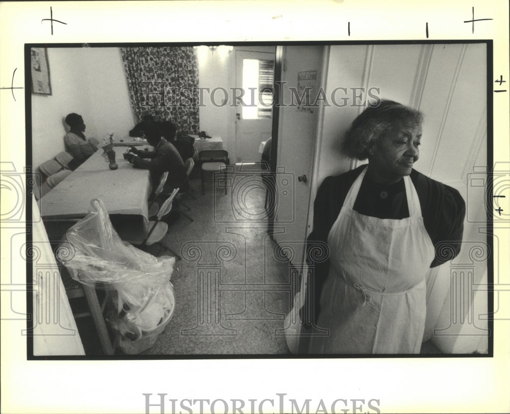 1989 Press Photo Helen Haynes takes a break from serving free holiday luncheon - Historic Images