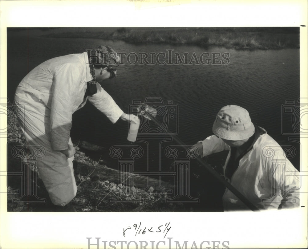 1991 Press Photo Doug Crist &amp; Jim Trusley- Water sample- Recovery One Landfill - Historic Images