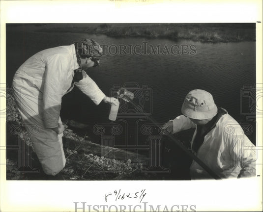 1991 Press Photo Doug Crist & Jim Trusley- Water sample- Recovery One Landfill - Historic Images