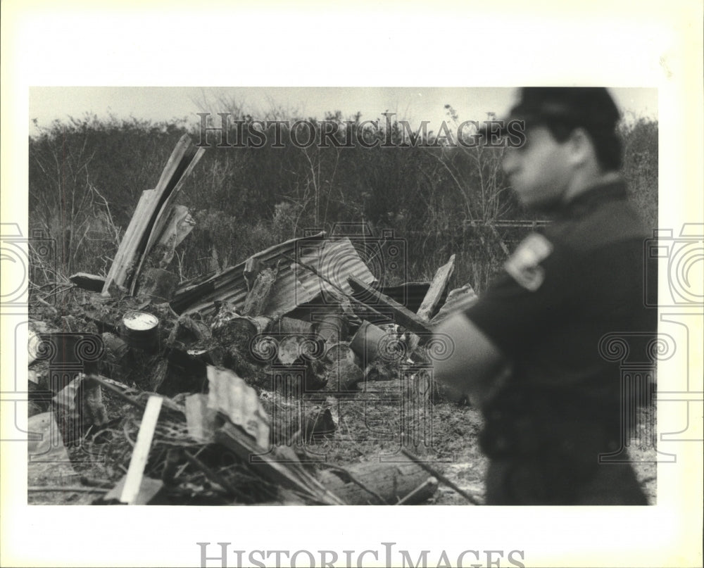 1991 Press Photo State Police Trooper Bill Lopez at Abita, Louisiana dump site - Historic Images