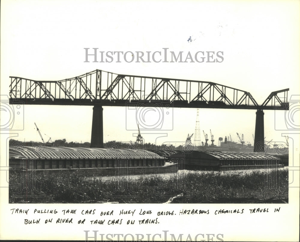 1983 Press Photo Hazardous materials travel on train cars over Huey Long bridge - Historic Images