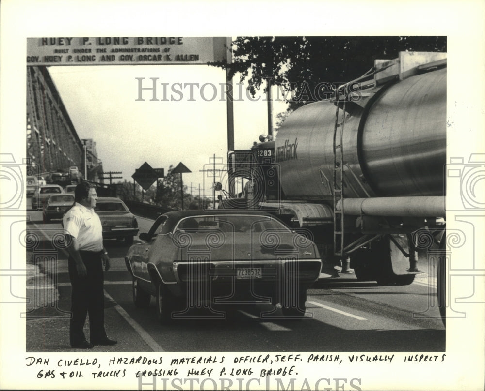 1983 Press Photo Officer Dan Civello inspects gas trucks, Huey P. Long Bridge - Historic Images