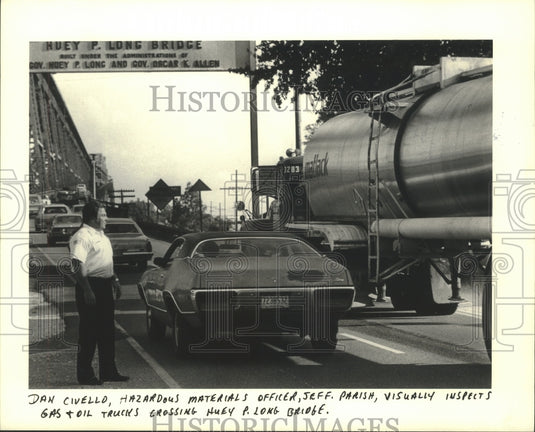 1983 Press Photo Officer Dan Civello inspects gas trucks, Huey P. Long Bridge - Historic Images