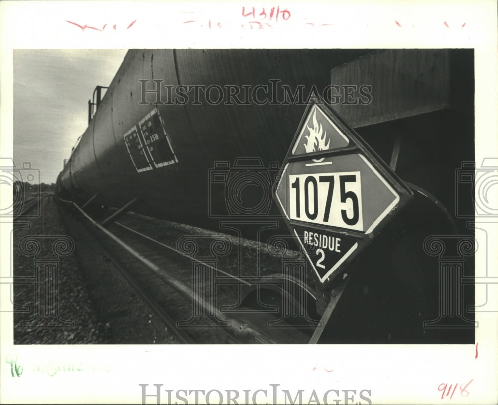 1987 Press Photo Hazardous materials - A railroad petroleum tank car in Arabi - Historic Images