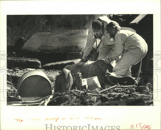 1988 Press Photo Peterson-Riedel Services workers move barrels of chemicals - Historic Images