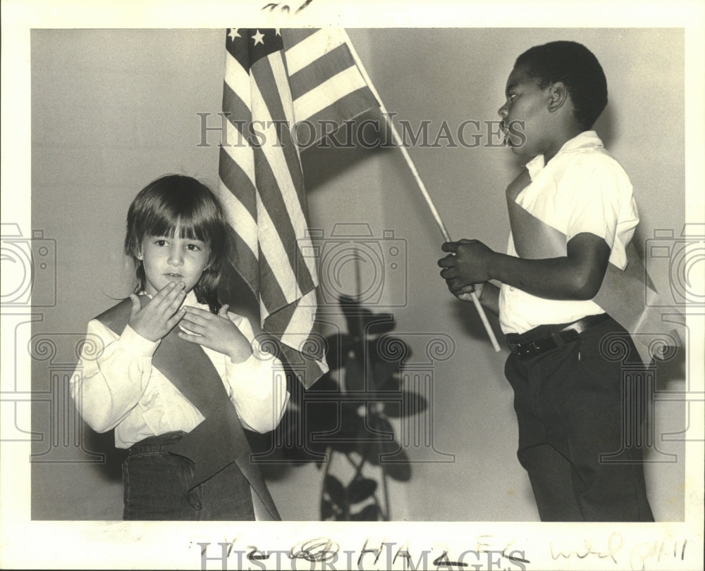 1982 Press Photo Hazel Park Elementary School students sing God Bless America - Historic Images