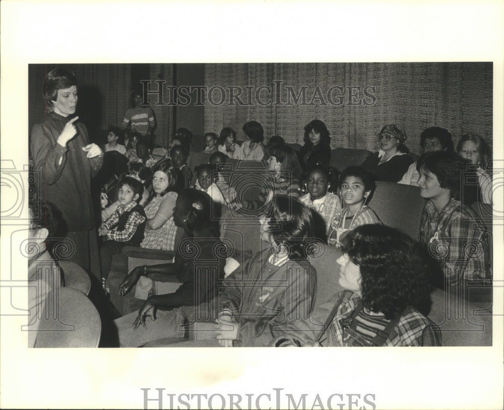 1982 Press Photo Deaf children at the show at Hazel Park/Hilda Knoff School - Historic Images