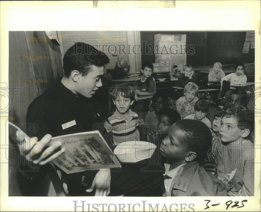 1989 Press Photo Steve Padins reads to students of Hazel Park-Hilda Knoff School - Historic Images